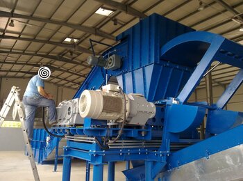 Dvoumotorový drtič s přítlakem 2x55kW